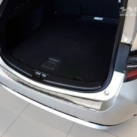 Kryt prahu zadn�ch dve�� Suzuki Swace Combi -- od roku v�roby 2020-